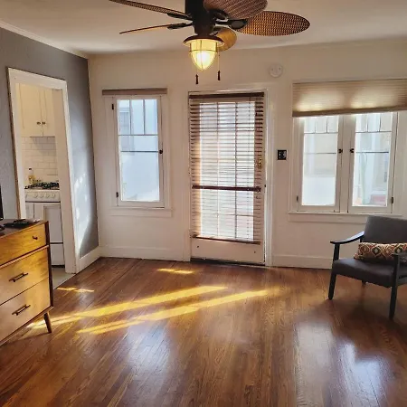 Spacious Studio In Hollywood!